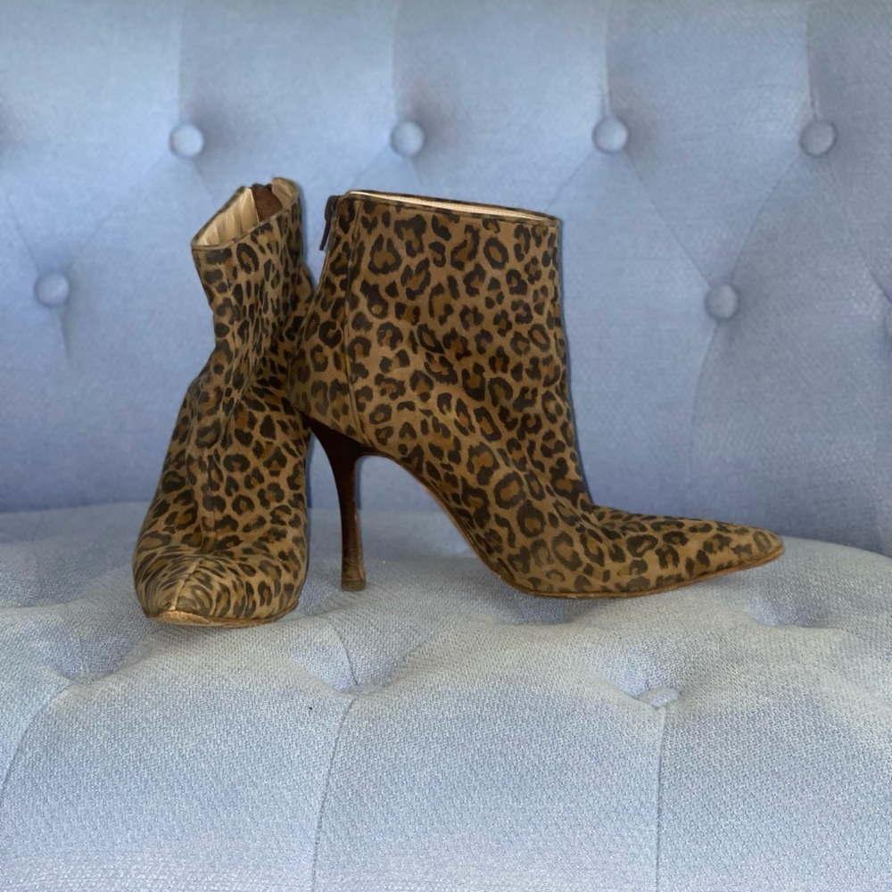 Vintage cheetah print Manolo Blahnik’s. Size 37.5 or 7 in US.